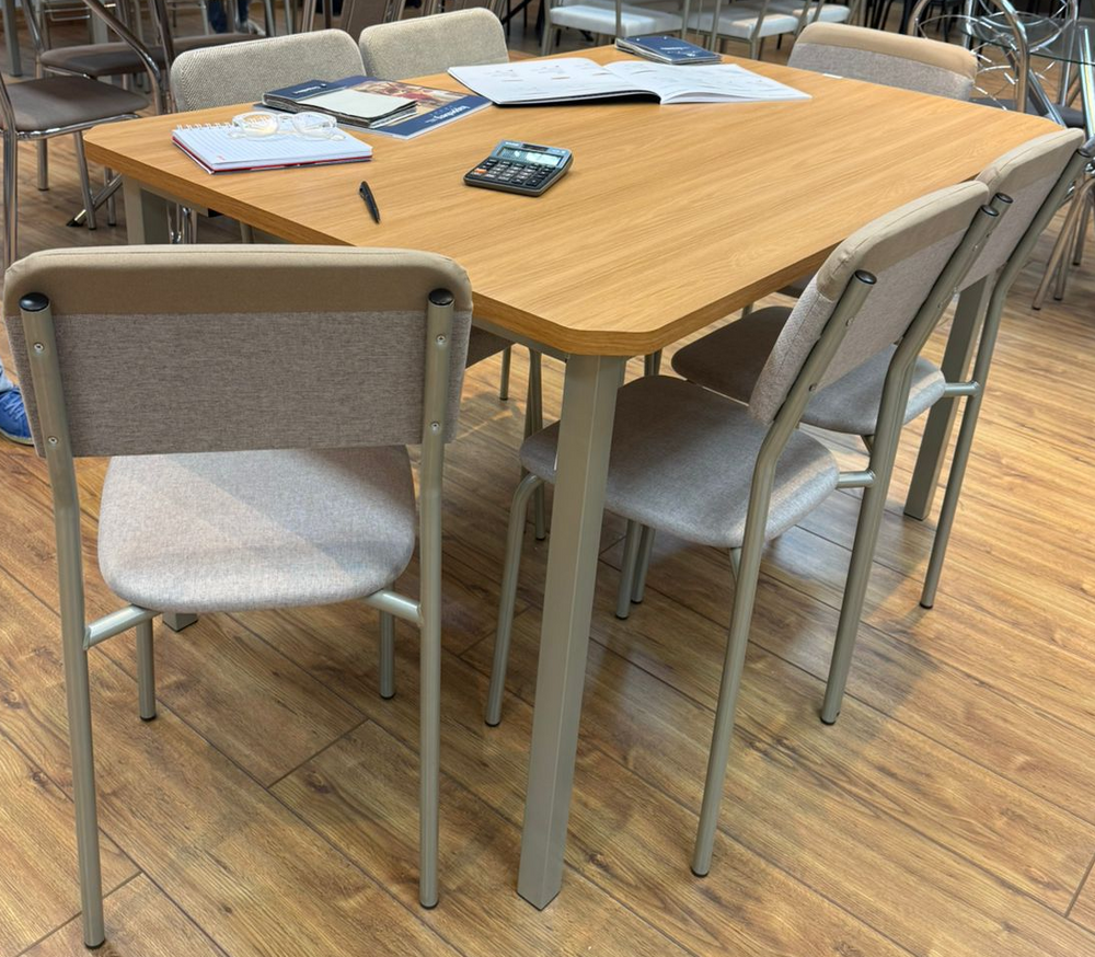 COMBO MESA KAPPESBERG RECTANGULAR CANELA 136x90 + 6 SILLAS IBIZA CAÑO NIKEL TAPIZADO GAMUZA LINO FENDI 87x39x46 CMC1223NK 